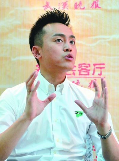 刘同   武汉晚报4月11日报道 高晓松的民谣《同桌的你》,唱的是"那