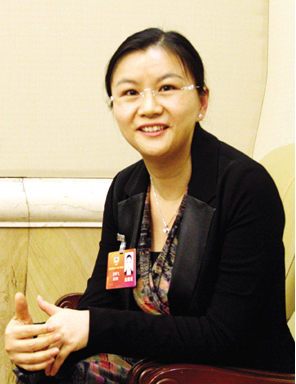 户籍:原籍湖南长沙市宁远县,中国香港永久居民   配偶:郑俊龙