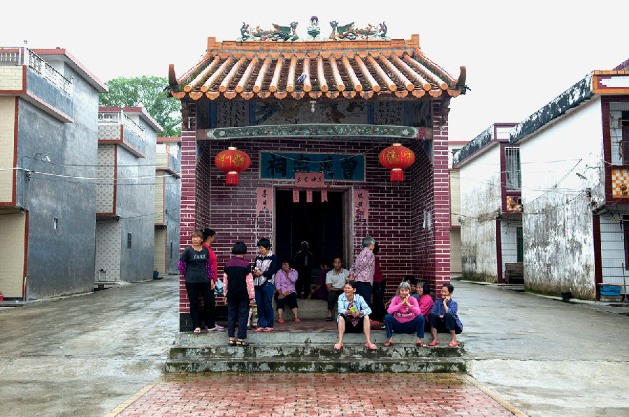 新城村祠堂是村民们平时聚集,闲聊常去的地方.