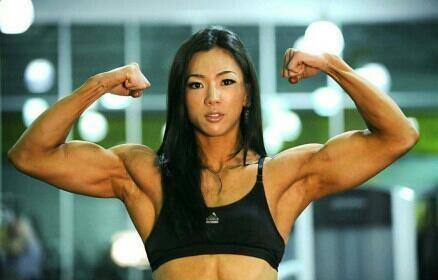 池妍玉,韩国著名健身教练,2012年11月,微博上有一韩国萝莉脸魔鬼肌肉