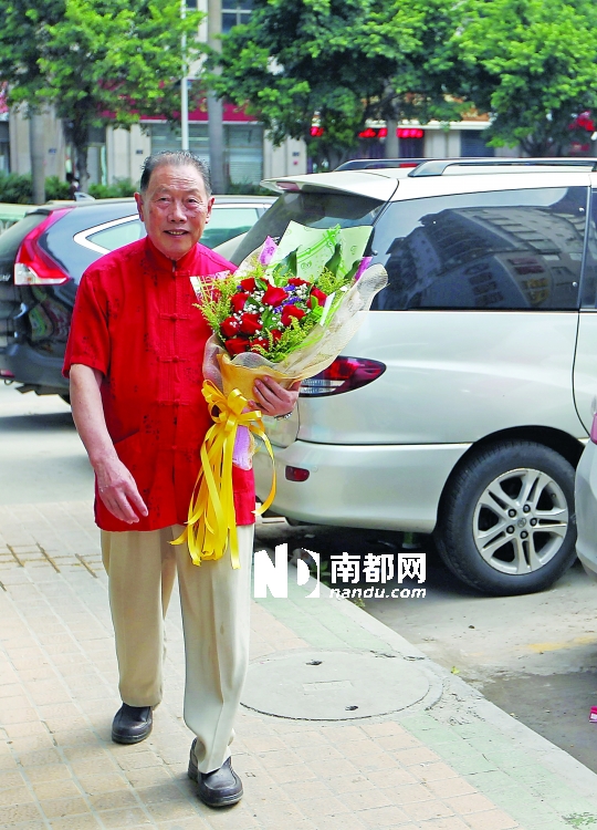 60年夫妻首次玩浪漫 81岁老伯买花送老伴