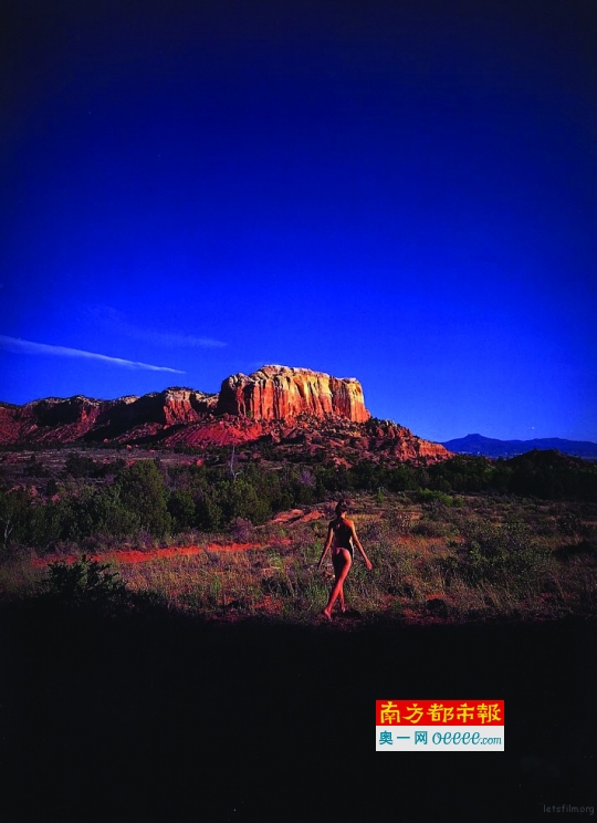 她在18岁时,无预警推出了大尺度写真《santafe》,在亚洲造成空前的