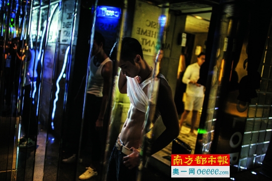 感光度丨夜店白天长啥样 男模脱剩下内裤(组图)